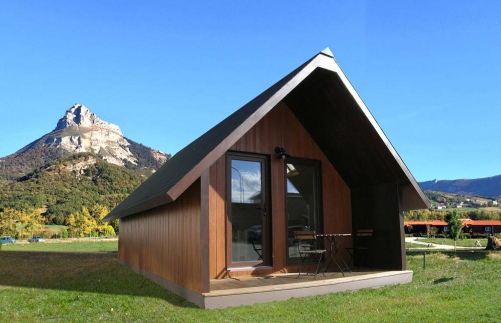 Casita en madera en un eco-camping con monte Beriain al fondo